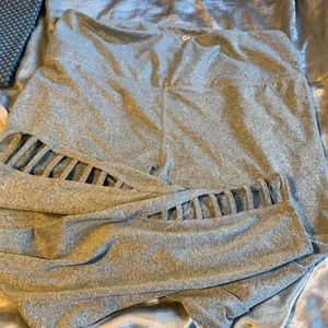 Cropped leggings with cutout design